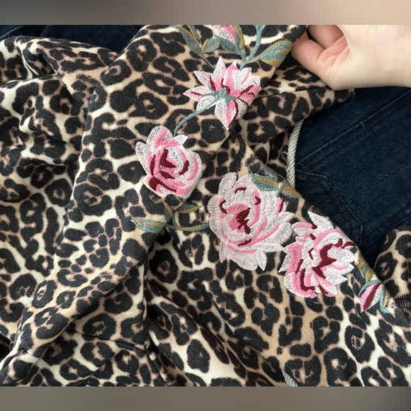 AFRM cheetah print long sleeve crop with embroidered flowers - Picture 3 of 4